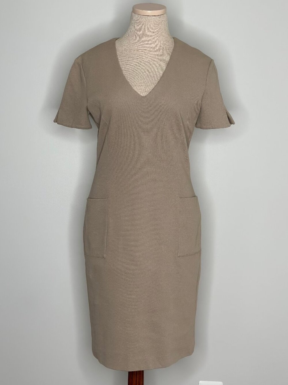 Daks London Tan V-Neck Short Sleeve 2 Front Pockets Sheath Dress Size 8